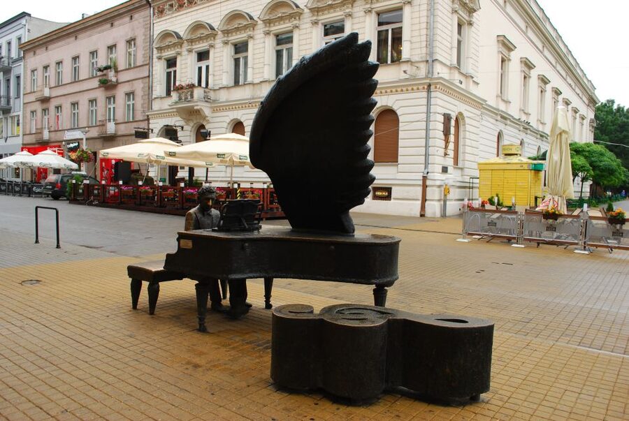 Lodz Old Town Manufaktura Highlights Private Walking Tour - What the guide adds to the experience