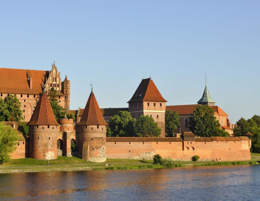 Malbork Castle Tour: 6-Hour Private Tour - Entering the three-part Gothic fortress