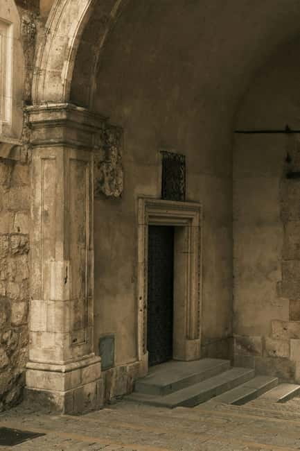 Mysterious Wawel Cathedral and Wawel Courtyard Guided Tour - Climbing the Sigismund Bell staircase