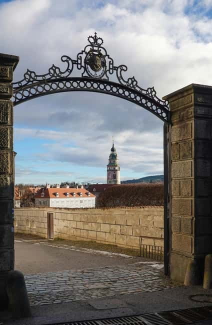 Mysterious Wawel Cathedral and Wawel Courtyard Guided Tour - Timing, meeting details, and small practical tips