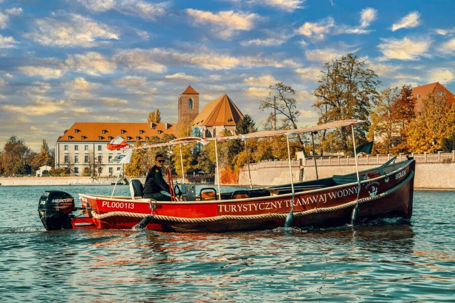 Oder river cruise and walking tour of Wroclaw - Meeting your guide and reaching the harbour