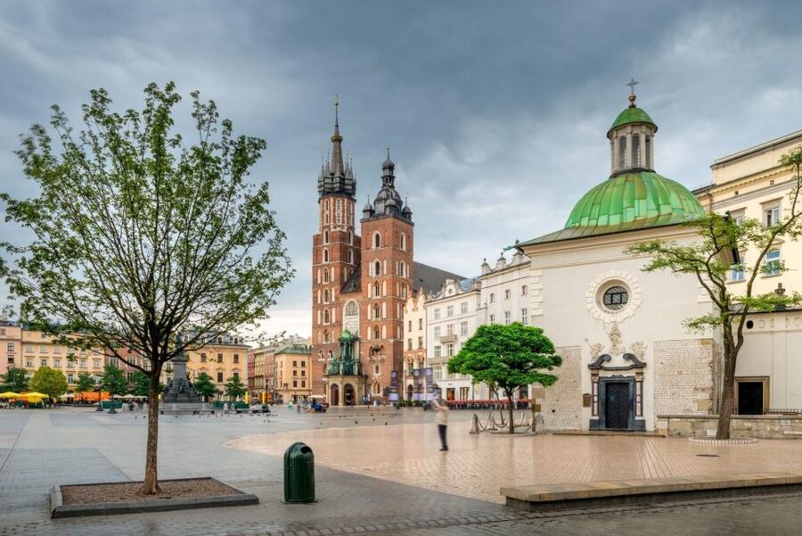 Old Town short guided walk with entry to St. Mary's Basilica - Why this 90-minute Kraków walk works well