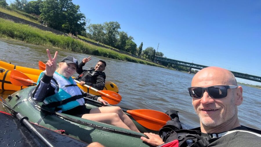 Packrafting kayaking guided tour Vistula river Warsaw Poland - Getting used to the packraft before the river