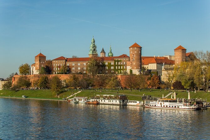 Panorama of Krakow from the Vistula River during an hour-long cruise - Wawel from the Vistula: the best view of the hour