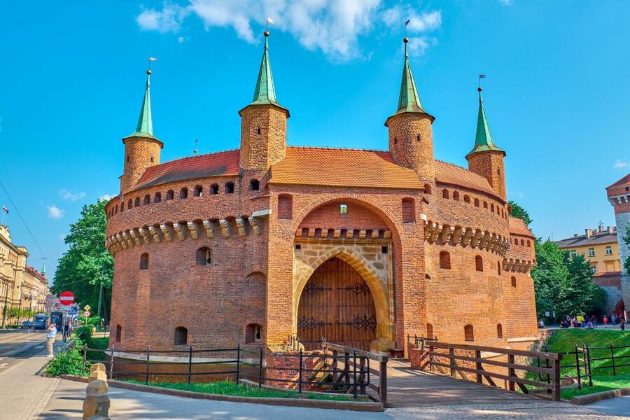 Private Krakow Tour: St. Mary’s, Cloth Hall & More - Who should book this experience?