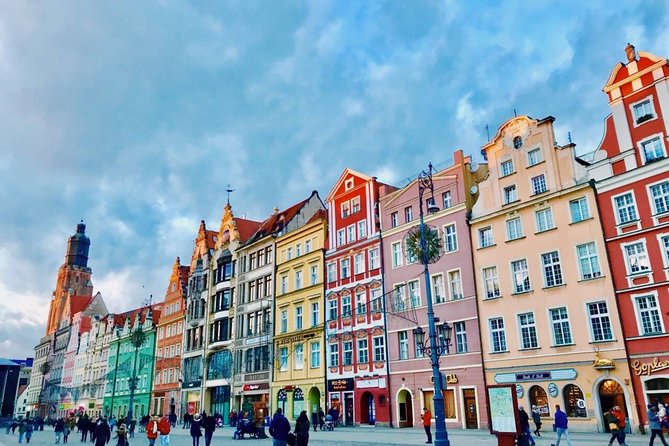Private Transfer from Wroclaw (WRO) Airport to Wroclaw city centre - Leaving Wrocław Airport with a named pickup