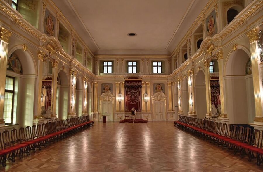 Skip-the-Line Warsaw Royal Castle Private Guided Tour - A quiet pause in the castle garden