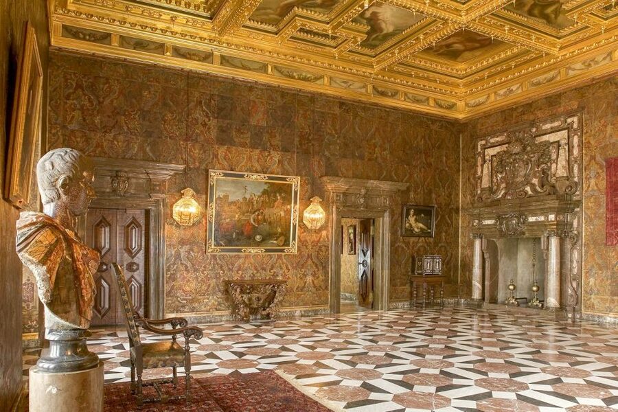 Skip-the-Line Wawel Castle Chambers Private Tour - Who should book this Wawel experience?