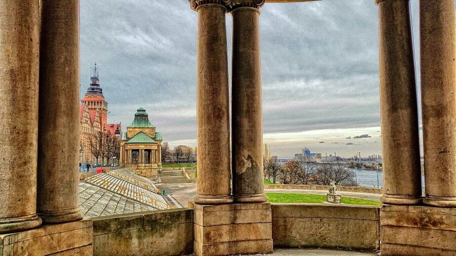Szczecin: Old Town Highlights Private Walking Tour - The 3-Hour Upgrade: Castle Courtyards And The Oder