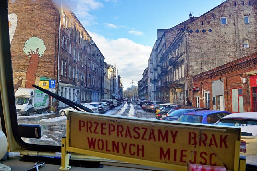 Warsaw: 2.5-Hour Dark Side - Praga District by a Retro Bus - How the guides shape the experience