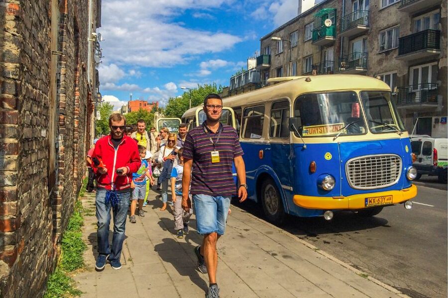 Warsaw: 2.5-Hour Dark Side - Praga District by a Retro Bus - Meeting the Jelcz cucumber at the Palace of Culture