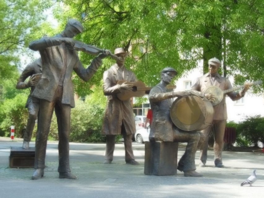 Warsaw: 2-Hour Praga Walking Tour - What the two-hour format does well