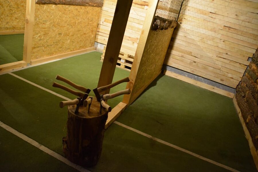 Warsaw: Axe Throwing Experience - Breaks at the Bar Between Throws
