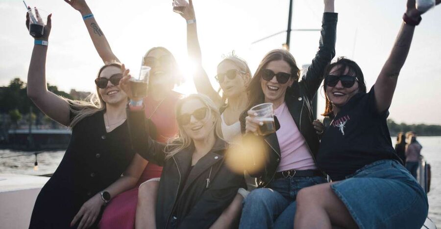 Warsaw: Boat Party with Unlimited Drinks &VIP Club Entrance - Starting at Barka Warszawska on Bulwar Karskiego