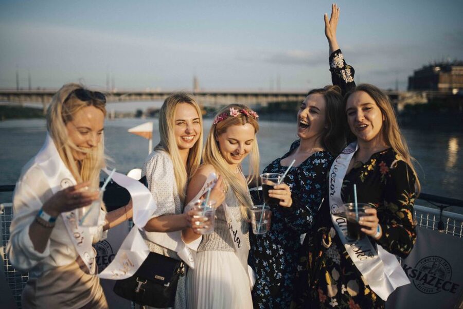 Warsaw: Boat Party with Unlimited Drinks &VIP Club Entrance - Making sense of the two-hour open bar