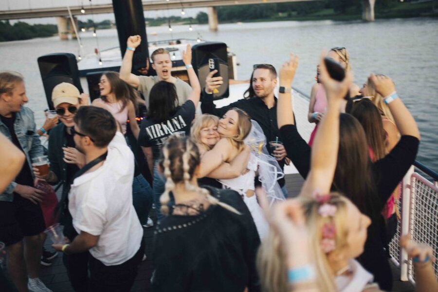 Warsaw: Boat Party with Unlimited Drinks &VIP Club Entrance - Photos, games, and the social side