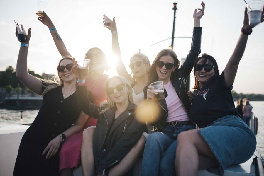 Warsaw: Boat Party with Unlimited Drinks &VIP Club Entrance - Finishing at Room 13 on Mazowiecka 13