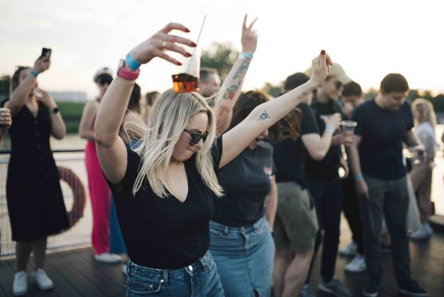 Warsaw: Boat Party with Unlimited Drinks &VIP Club Entrance - Two hours on the Vistula with a live DJ