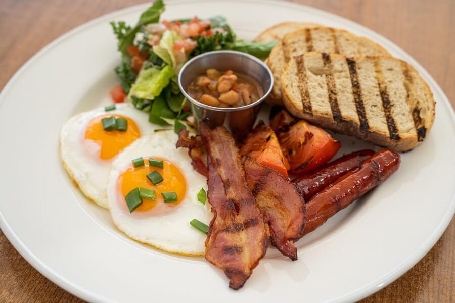 Warsaw: Breakfast at Hard Rock Cafe - What happens during the 90-minute visit