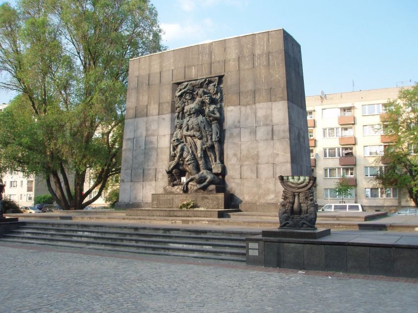 Warsaw Daily Jewish Ghetto Guided Tour with Jewish Cemetery - Why the small group matters