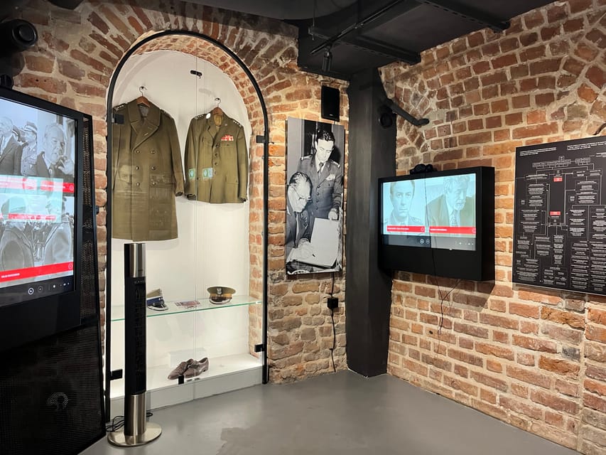 Warsaw: Guided tour of the Cold War Museum - Starting near Old Town Square