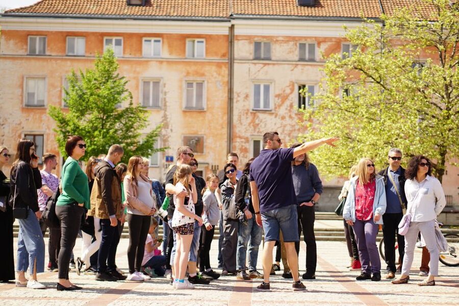 Warsaw: Highlights Guided Retro Bus Tour - Who should book this experience?