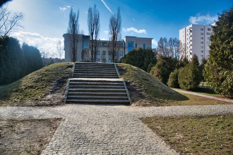Warsaw: Jewish Heritage & Holocaust Walking Tour - Starting at Castle Square and crossing into Jewish Warsaw