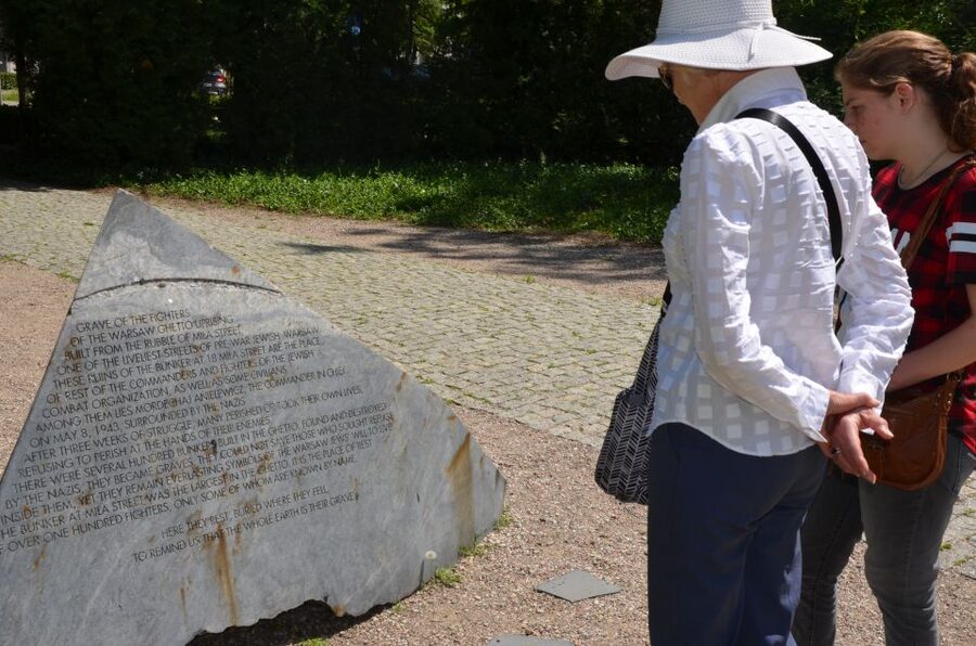 Warsaw Jewish Heritage Private Tour in Retro Fiat - Muranów and the Jewish Cemetery