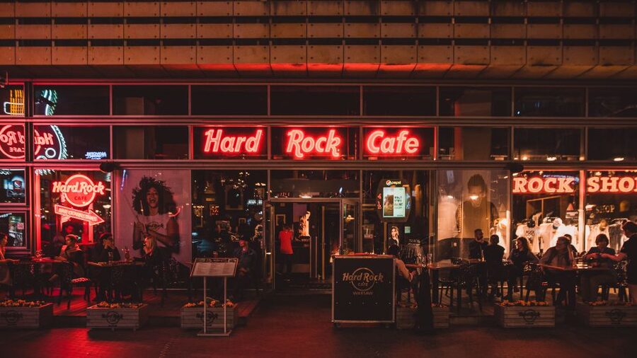 Warsaw: Lunch or dinner at Hard Rock Cafe with Skip-the-Line - The four main courses, and who should choose each