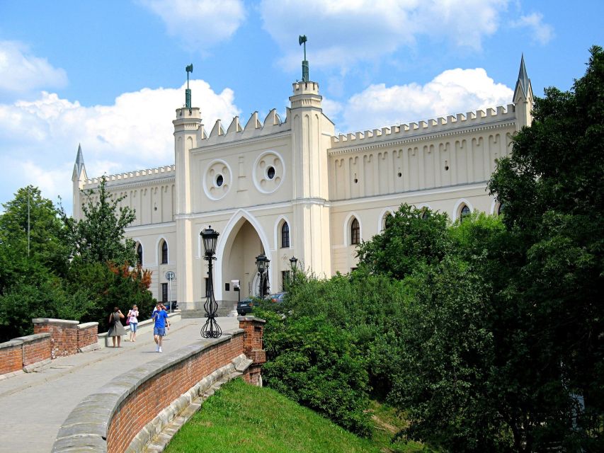 Warsaw: Majdanek Concentration Camp & Lublin Guided Day Tour - Lunch in a Polish milk bar