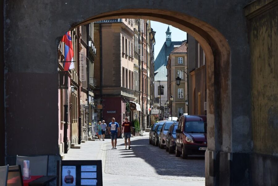Warsaw: Old Town Guided Walking Tour - Small details: the narrowest house façade