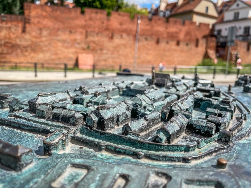 Warsaw: Old Town Highlights Walking Tour in English - Entering the Old Town and its reconstructed Royal Castle