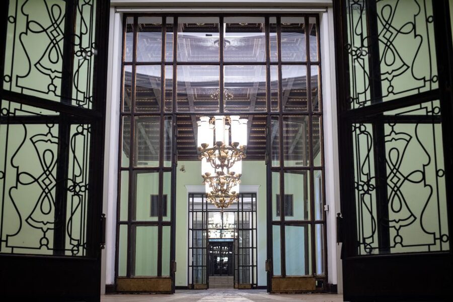 Warsaw: Palace of Culture and Science Tour with Terrace - The stories make the 45 minutes move quickly