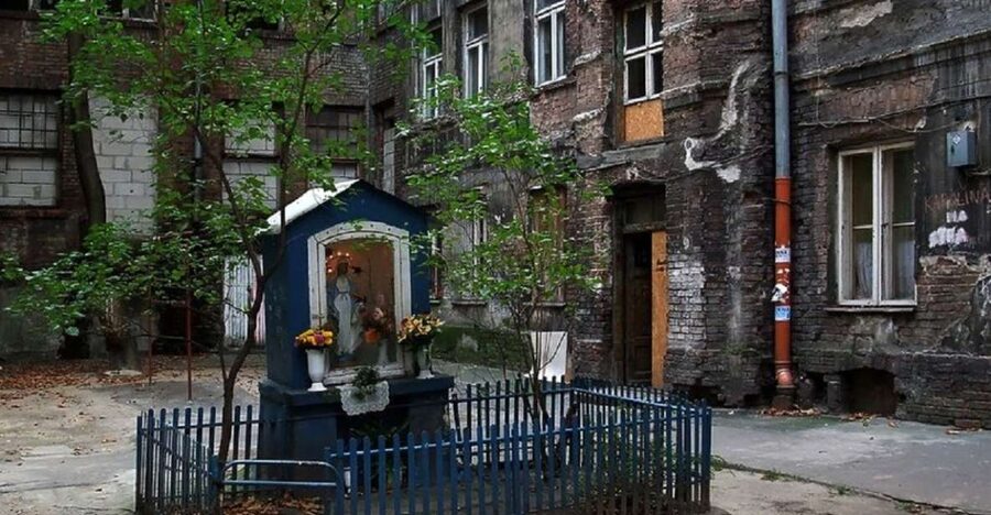 Warsaw: Praga District Tour with Vodka Museum and Tasting - Guides, languages, and the private format