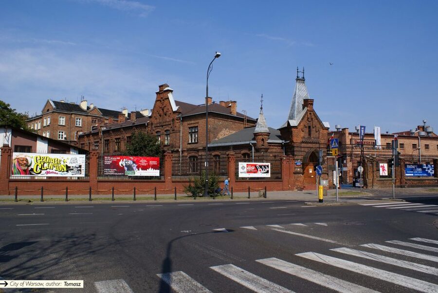 Warsaw: Praga District Tour with Vodka Museum and Tasting - Why Praga gives Warsaw a different face