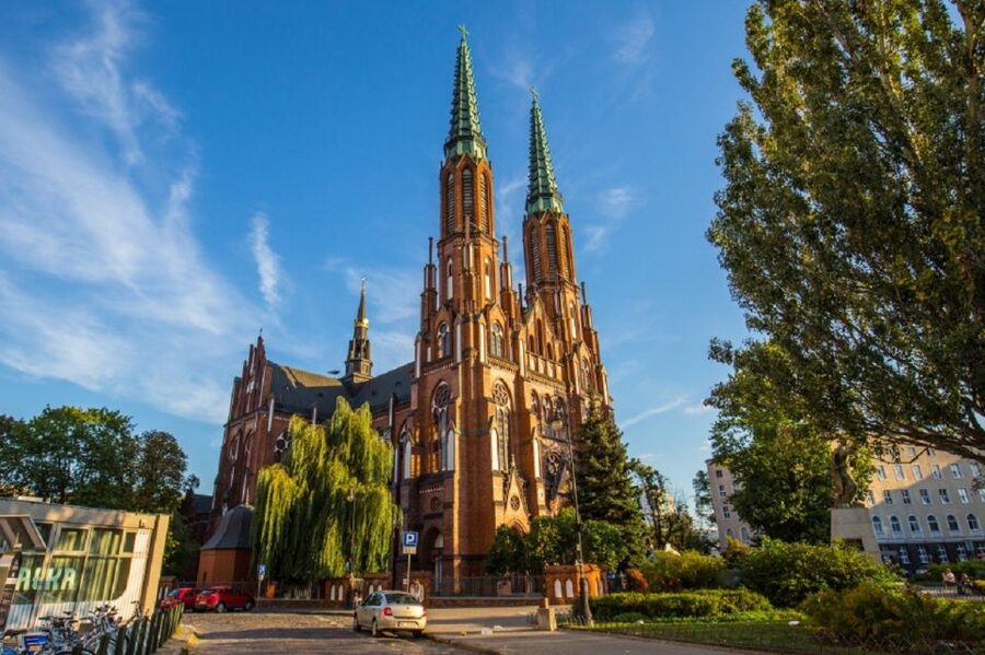 Warsaw: Praga District Tour with Vodka Museum and Tasting - Ząbkowska Street and the old Praga courtyards