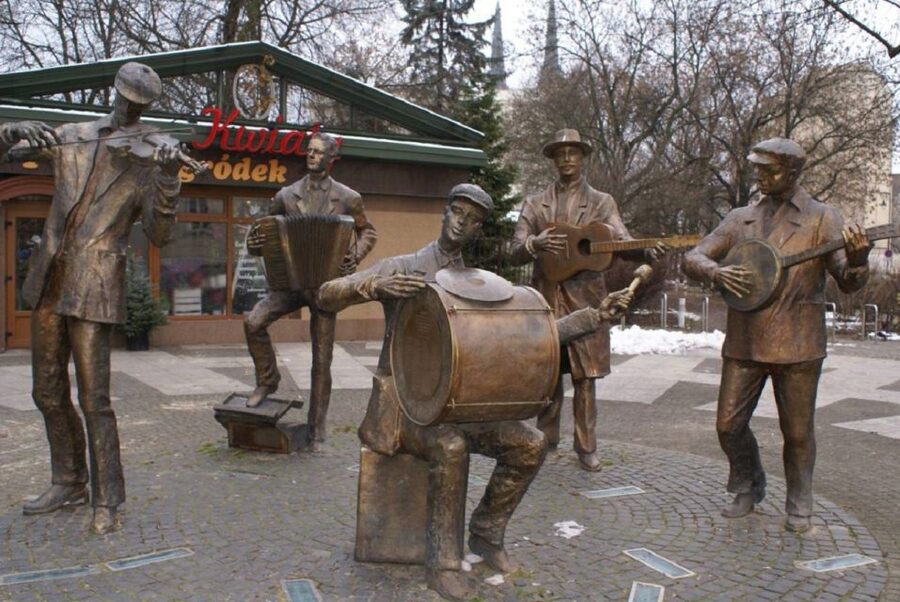 Warsaw: Praga District Tour with Vodka Museum and Tasting - Bazaar Różyckiego and the taste of local Praga