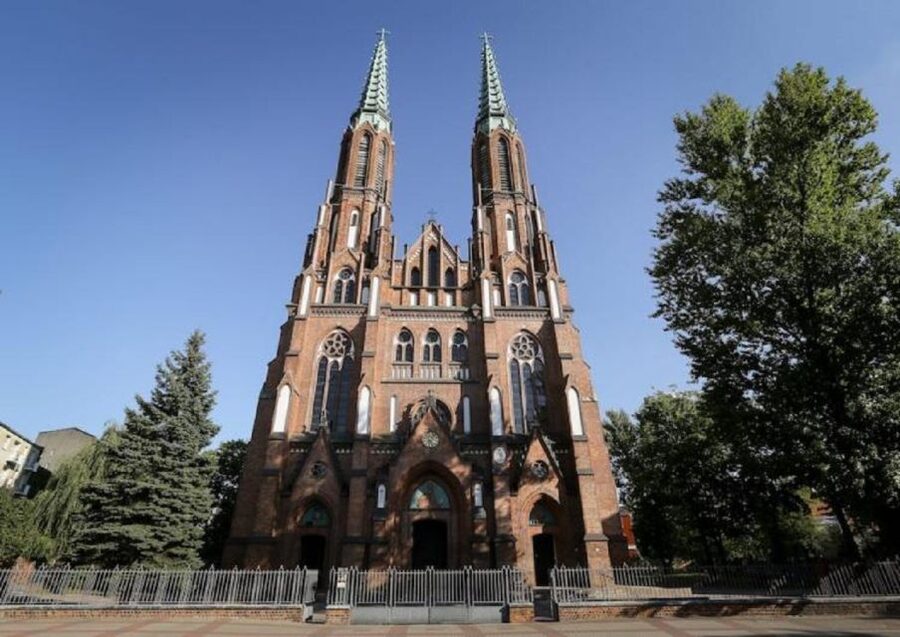 Warsaw: Praga District Tour with Vodka Museum and Tasting - From communist-era blocks to Soho