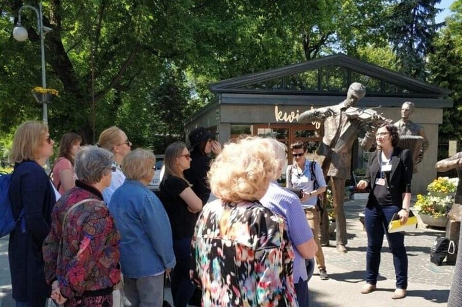 Warsaw Praga -- where modern, traditional, and bohemian meet - The Praga courtyard band monument