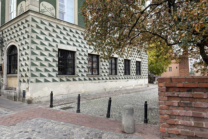 Warsaw's Old Town A Self-Guided Audio Tour - Returning through Castle Square