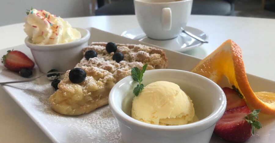 Warsaw: Traditional Food Tour with Old Town Sightseeing - The first restaurant and the Polish menu