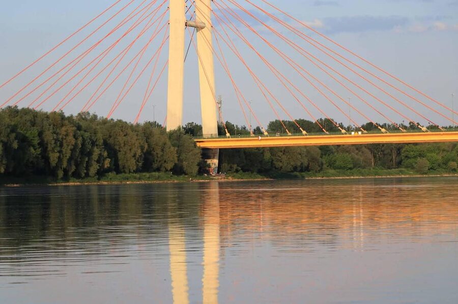 Warsaw: Vistula River Cruise with Your Music & City Views - Bridges, science, and modern design