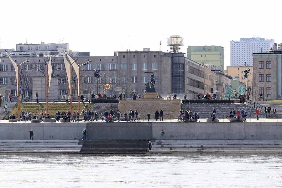 Warsaw: Vistula River Cruise with Your Music & City Views - Nature inside the capital