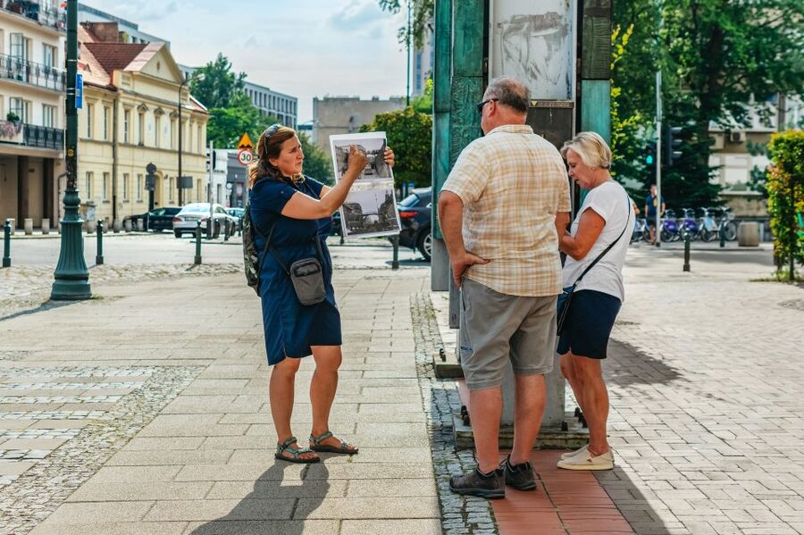 Warsaw: Warsaw Ghetto Private Walking Tour with Hotel Pickup - Visiting the surviving synagogue