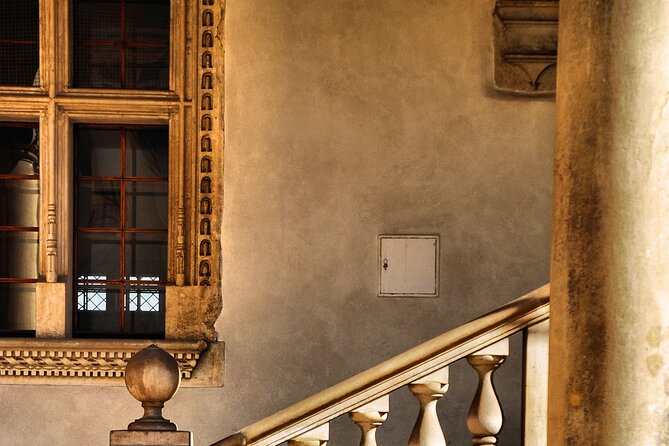 Wawel Castle and Cathedral Guided Walking Tour in Kraków - Guides who make the difference