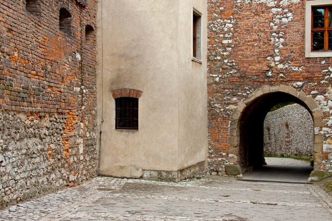 Wawel Castle and Cathedral Guided Walking Tour in Kraków - Dress, walking, and mobility advice