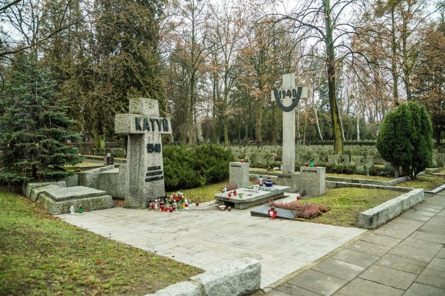 World War II Warsaw Old Town, Military Cemetery Walking Tour - Pause at the Tomb of an Unknown Soldier
