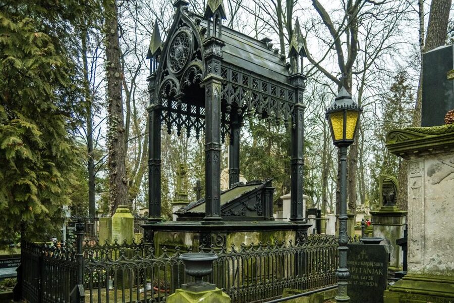 World War II Warsaw Old Town, Military Cemetery Walking Tour - What the private guide adds