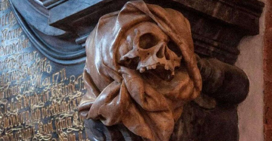 Wroclaw: 2-Hour Mysterious Walking Night Tour - Meeting at Piwnica Świdnicka and entering Rynek