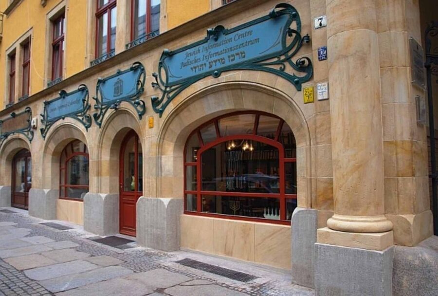 Wrocław: Boat Cruise with licensed guide only for your group - Who should book this Wrocław experience?